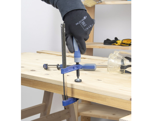 Pracovní stůl se svěrkou a řemeslníkem