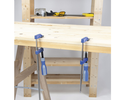 Pracovní stůl se šroubovými svorkami pro zpracování dřeva