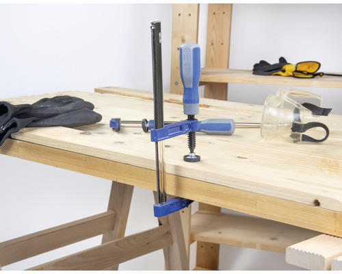 Pracovní stůl se šroubovou svorkou, rukavicemi a ochrannými brýlemi