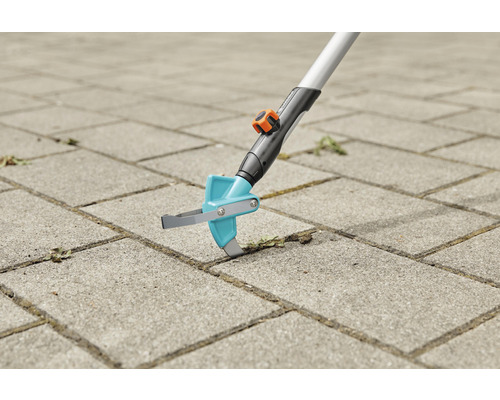 Škrabka na spáry používaná na dlažebních kostkách k odstraňování plevele