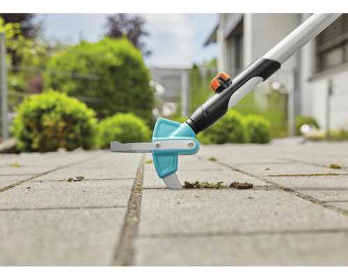 Čistič spár při použití na dlažební kostky