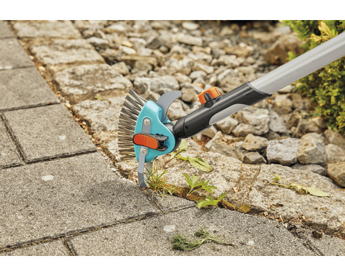 Štětec na spáry používaný k odstraňování plevele mezi dlažebními kostkami