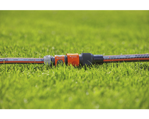 Spojka hadice Gardena na trávě