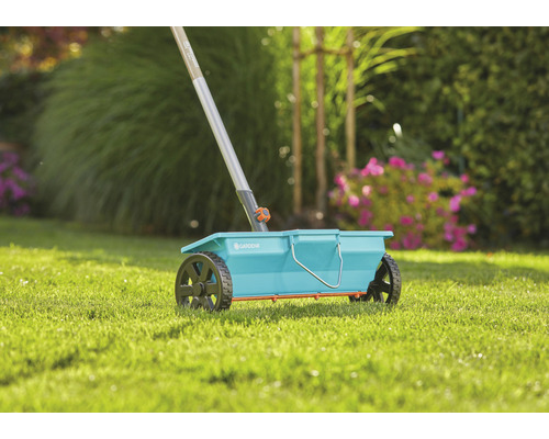 Rozmetadlo Gardena na trávníku