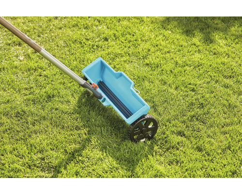 Rozmetadlo pro péči o trávník na trávníku