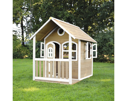 Dřevěný hrací domek se dveřmi a okny na zahradě