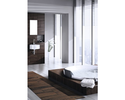 Moderní koupelna s vanou, umyvadlem a dřevěnými prvky