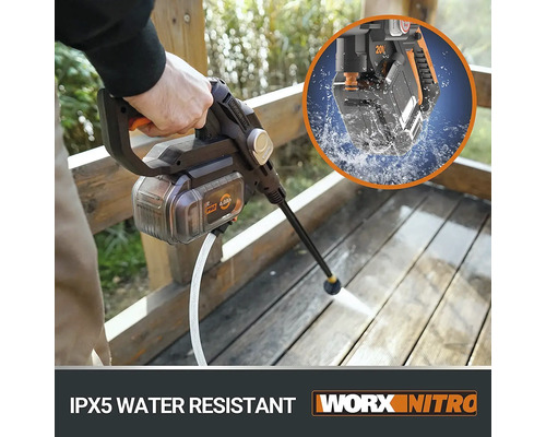 Tlakový čistič používaný na dřevěné terase s poznámkou IPX5 voděodolný