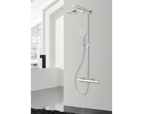 Sprchový systém s hlavovou a ruční sprchou v koupelně