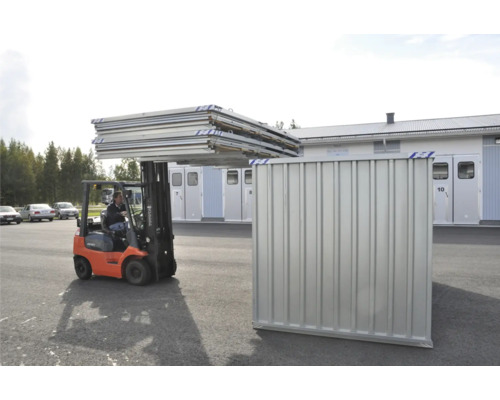 Vysokozdvižný vozík přepravuje kovové desky pro budovu