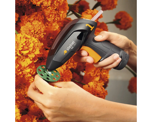 Horkovzdušná pistole při použití na řemeslném projektu s květinami