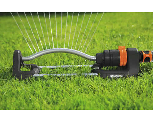 Zavlažovač Gardena na trávníku v provozu