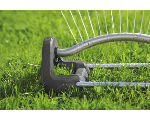 Zavlažovač trávníku v provozu na zelené ploše