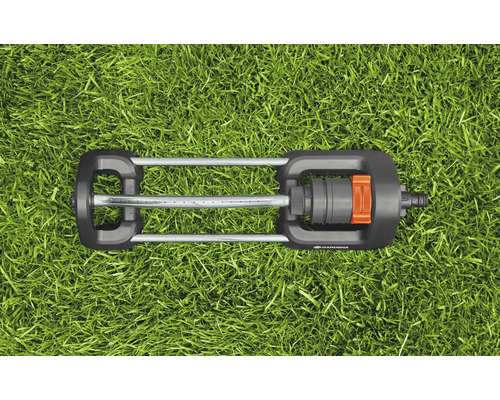 Zavlažovač Gardena na trávníku