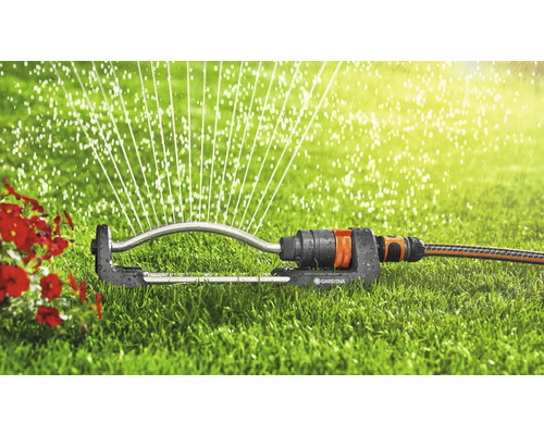 Zavlažovač Gardena na trávníku s vodními paprsky