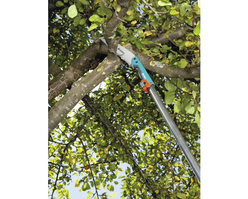 Nůžková pila Gardena na větvi stromu v akci