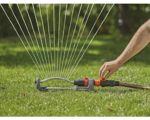 Zavlažovač trávníku zavlažuje trávník vodními paprsky