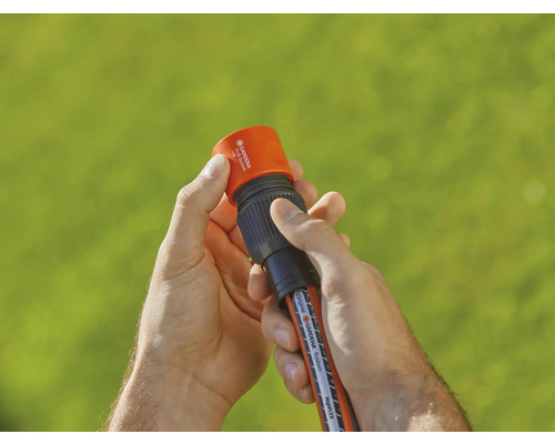 Připojení zahradní hadice v rukou