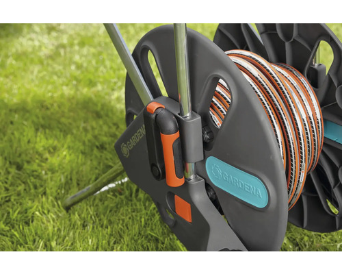 Naviják na hadici Gardena s zahradní hadicí na trávníku