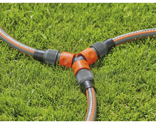 Y-rozdělovač zahradní hadice na trávníku