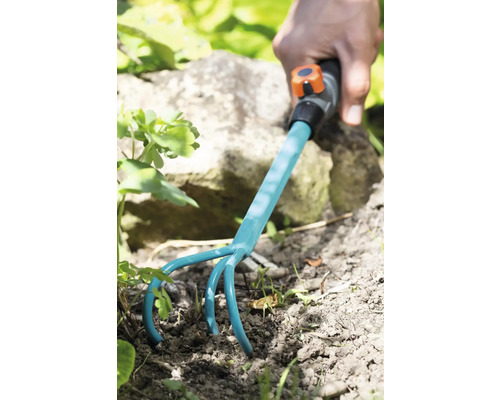 Zahradní kultivátor používaný k úpravě půdy