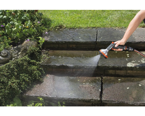 Čištění kamenných schodů zahradní sprchou