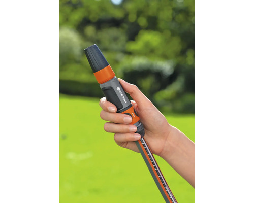 Zahradní hadicová spojka s vodní stopkou v ruce