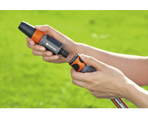 Zahradní hadicová spojka s vodní stopkou v ruce