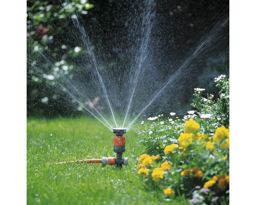 Zahradní postřikovač v provozu na trávníku