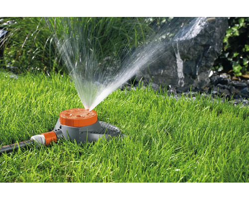 Zavlažovač trávníku zavlažuje trávu