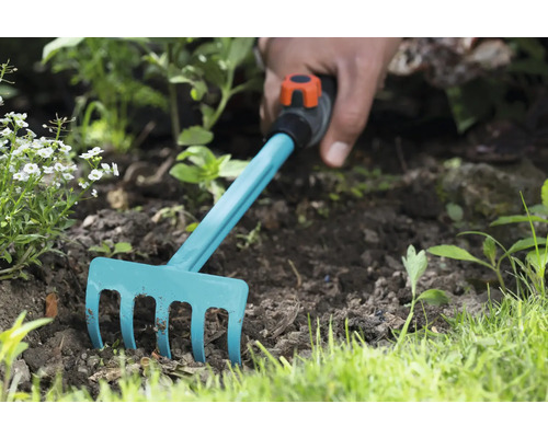 Zahradní hrábě používané k úpravě půdy