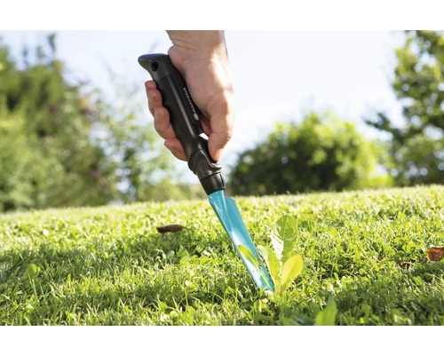 Zahradní plečka se používá k odstraňování plevele v trávníku.