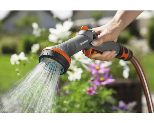 Postřikovací hlava zahradní hadice používaná k zavlažování zahrady