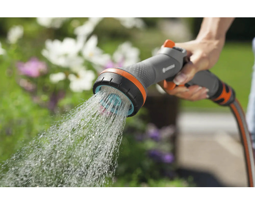 Zahradní sprcha se používá k zavlažování rostlin