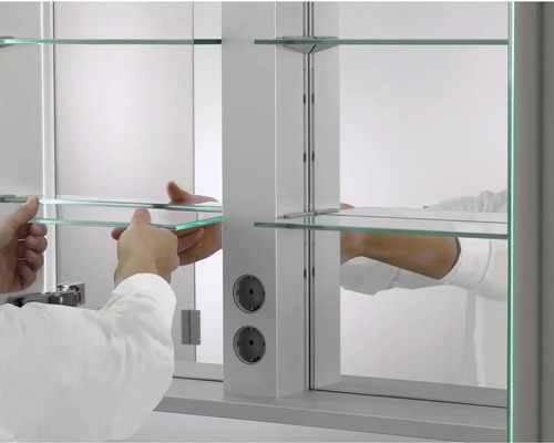 Instalace zrcadlové skříňky se skleněnými policemi a zásuvkami