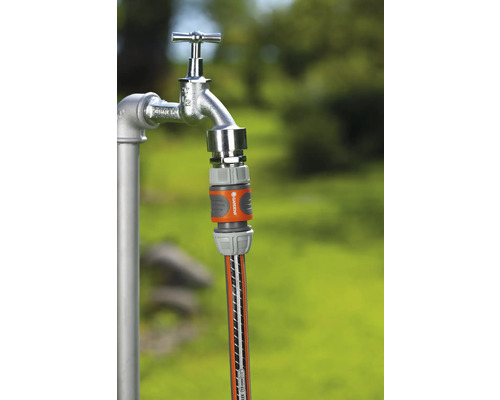 Spojka Gardena na vodovodním kohoutku se zahradní hadicí