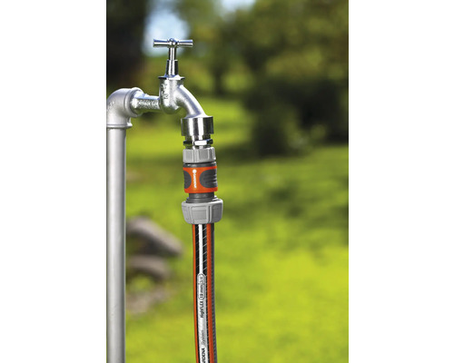 Připojení zahradní hadice k vodovodnímu kohoutku na zahradě