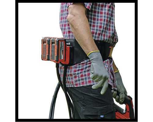 Osoba má na sobě pracovní opasek se dvěma akumulátory.