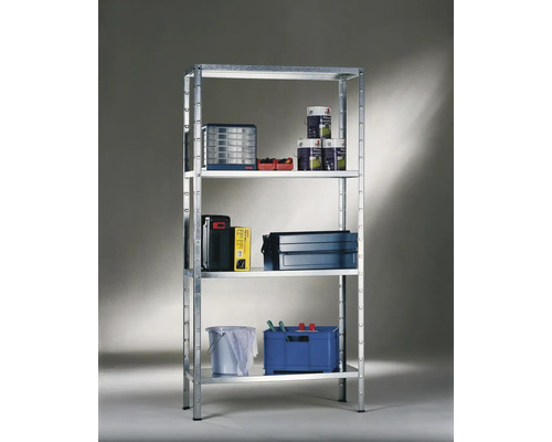 Regál s pěti policemi a různými předměty