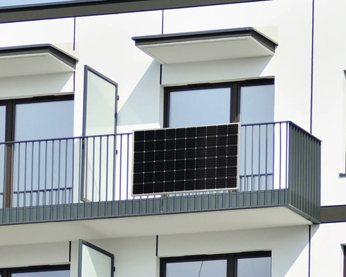 Solární panel na balkoně obytného domu