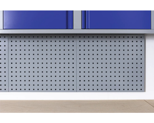 Dílna s děrovanou stěnou pro uložení nářadí