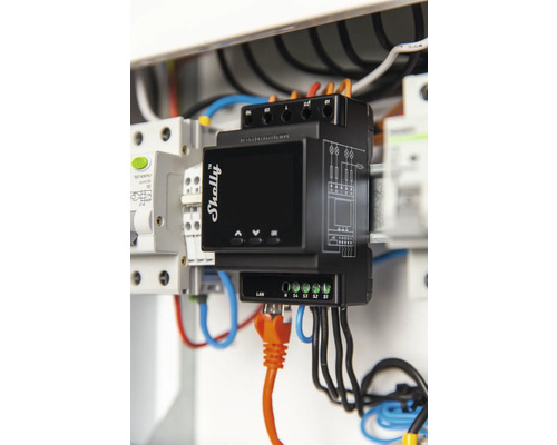 Logo Shelly Měřič energie s oranžovým LAN kabelem v pojistkové skříni