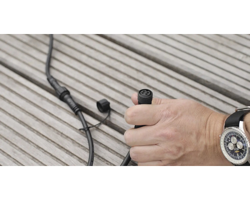 Kabelový konektor v ruce