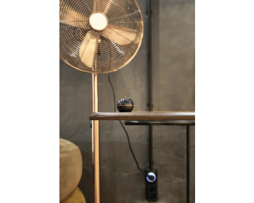 Scéna s ventilátorem, stolem a difuzérem vonného oleje