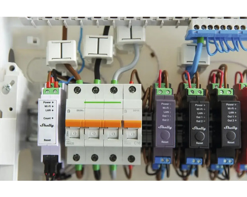Pojistková skříň s měřiči energie Shelly a jističi