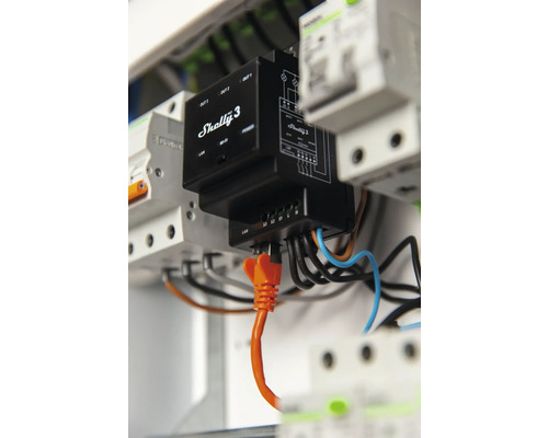 Relé inteligentní domácnosti Shelly 3 v rozvodné skříni s kabeláží