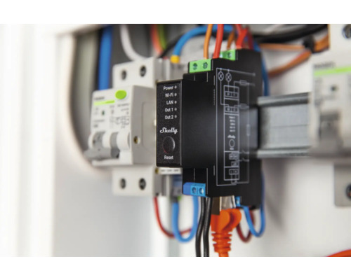 Logo Shelly na automatizačním spínači s různými připojeními v elektrické skříni