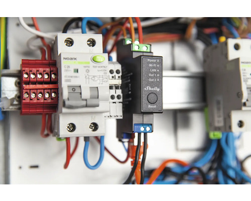 Elektrická instalace s pojistkami, svorkami a logem Shelly