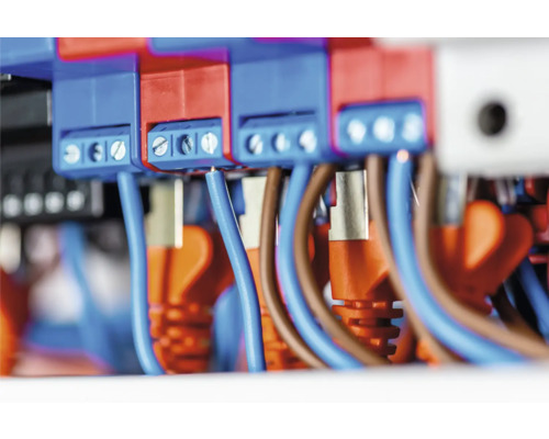 Detailní záběr elektrických přípojek s kabely