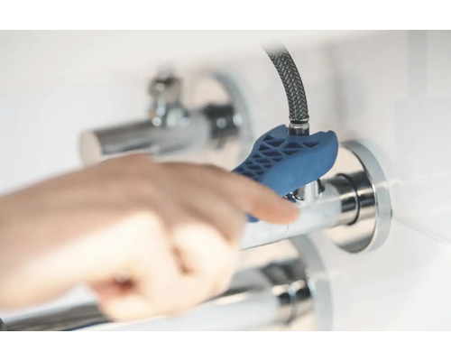 Osoba používá ventilový klíč na rohový ventil